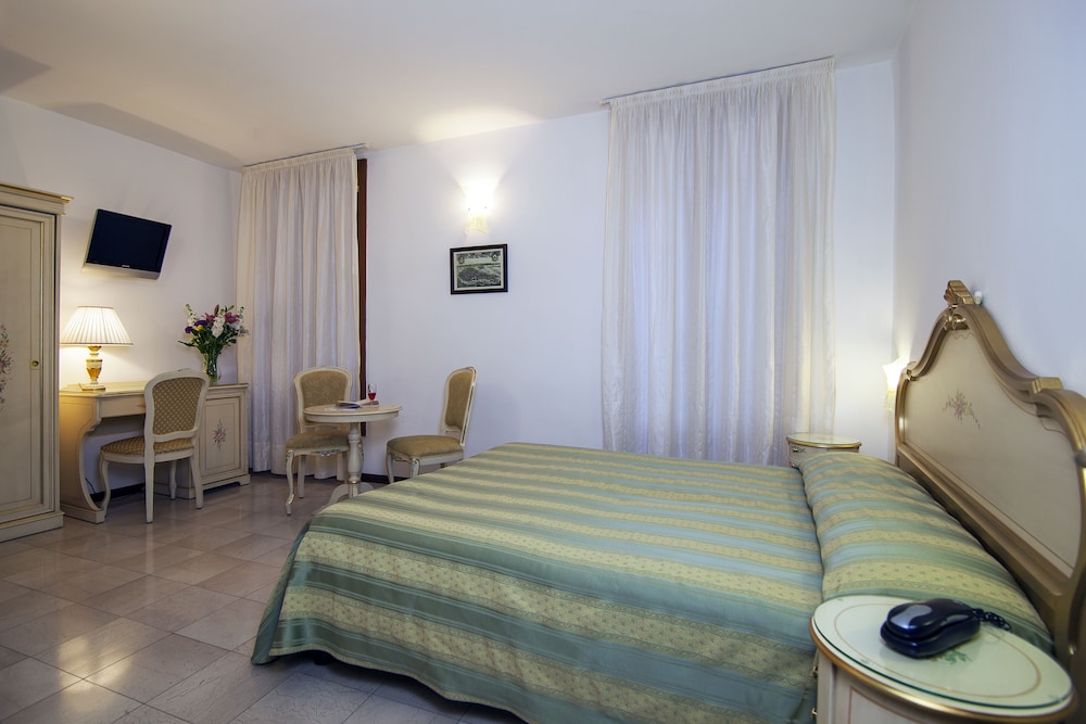 Superior Double or Twin Room photo 3