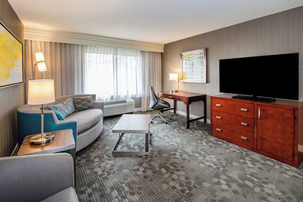 Suite, 1 Bedroom, Non Smoking, Courtyard View - Photo 1