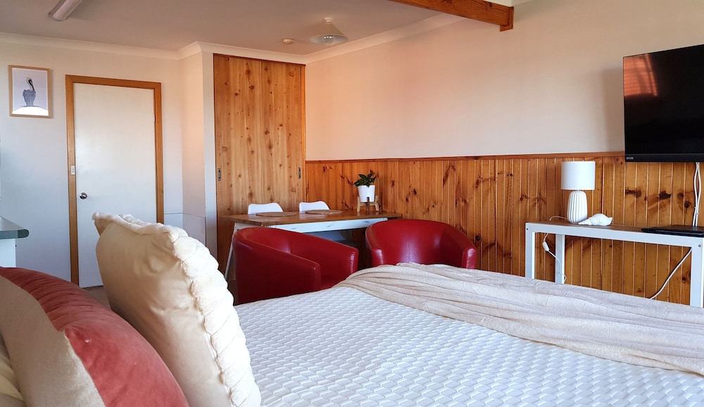 Premium Studio, 1 Queen Bed photo 3