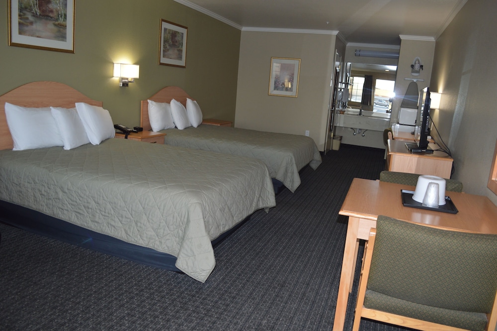 Standard Room, 2 Queen Beds, Pool View photo 2