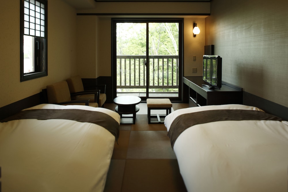Japanese Style Twin Room (2 Beds or 2 Bed or 2 mattresses) - Photo 1