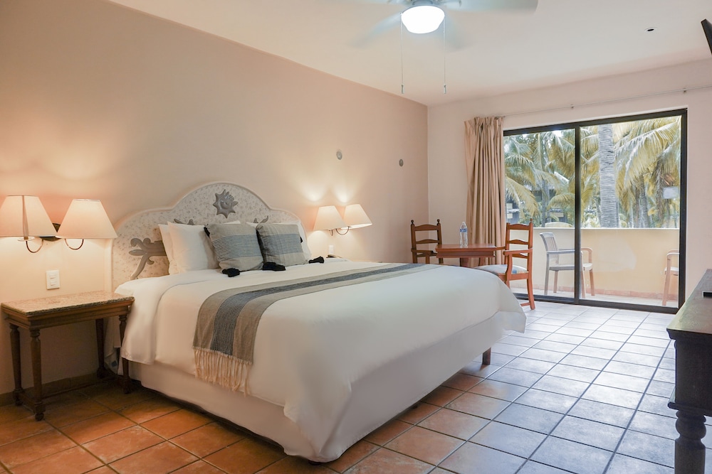Standard Room, 1 King Bed, Garden View photo 2