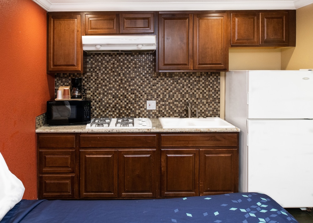 Deluxe Studio, 1 Queen Bed, Kitchenette photo 2
