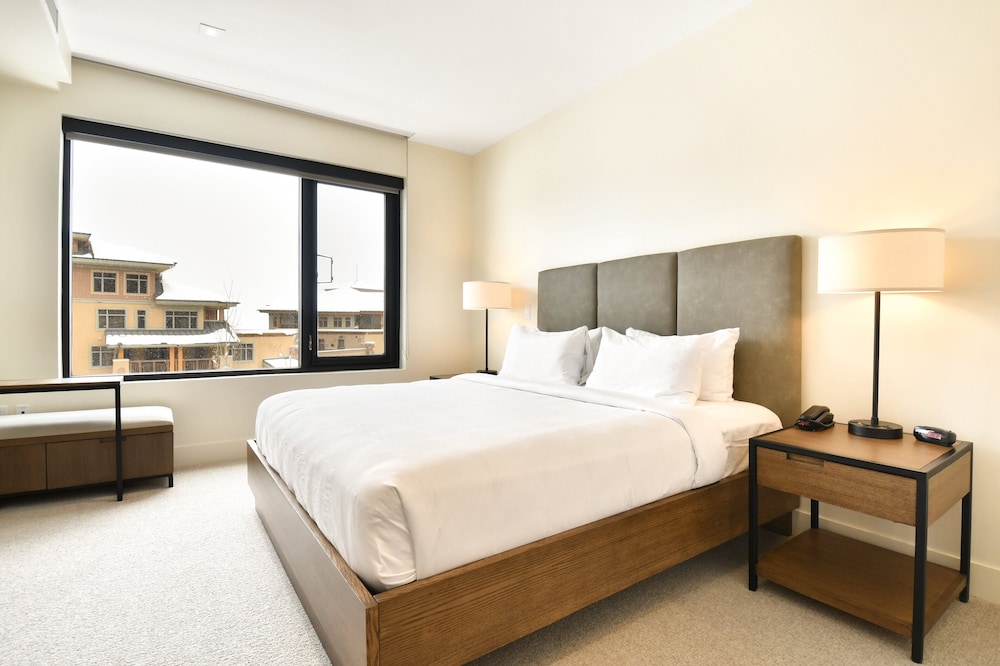 Hotel Room - Photo 1