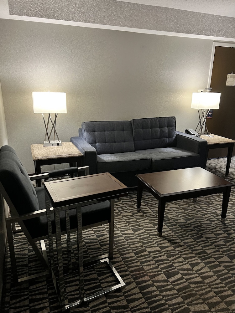 Suite, 1 King Bed, Non Smoking - Photo 4