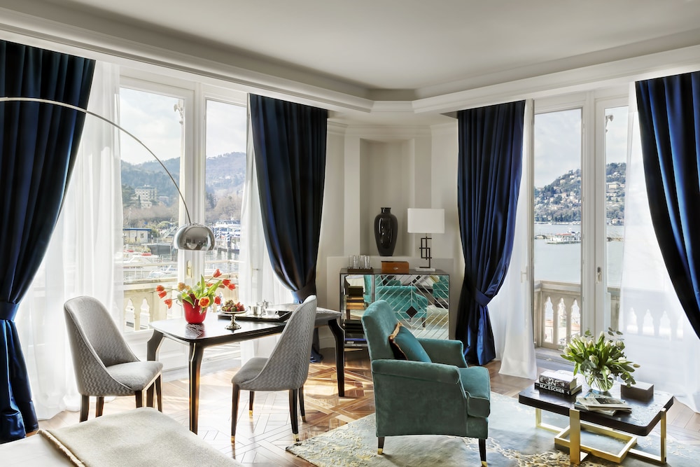 Junior Suite, 1 King Bed, Lake View, Corner