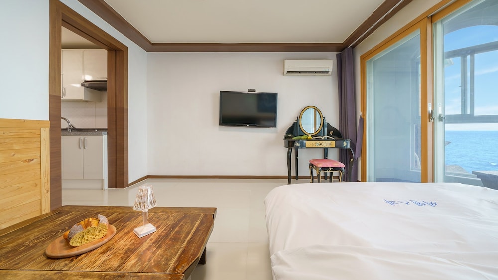 Basic Room, 1 Bedroom (201 Ceruleanblue) - Photo 7