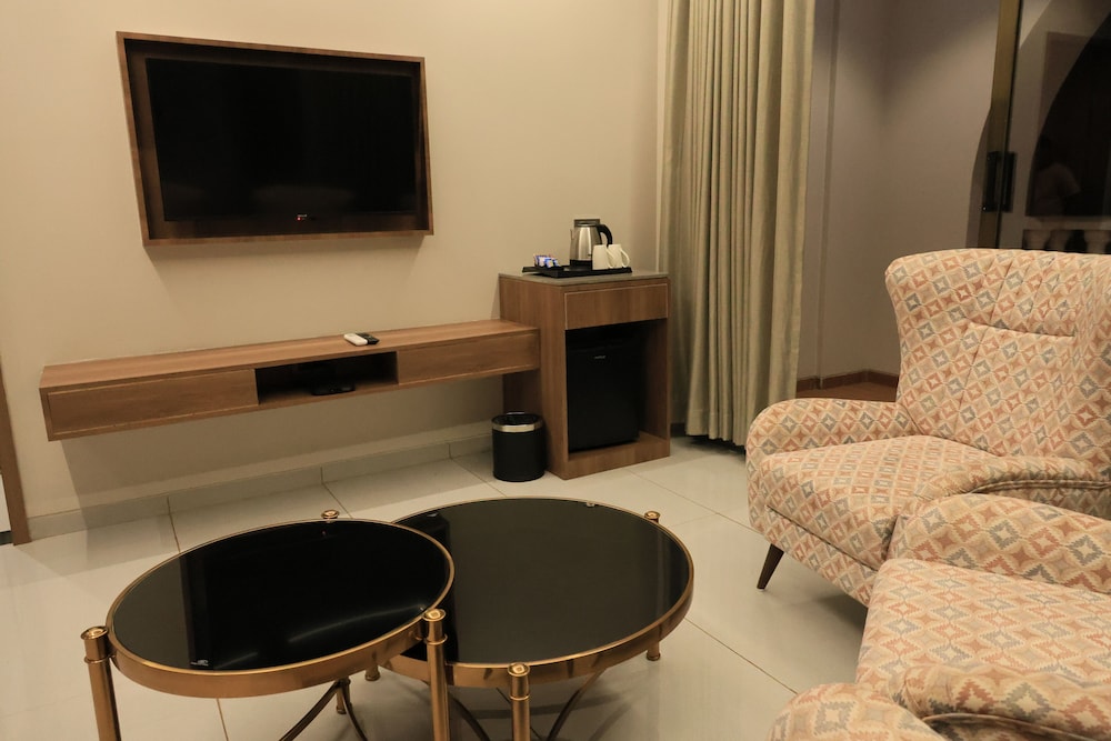 Executive Suite - Photo 4