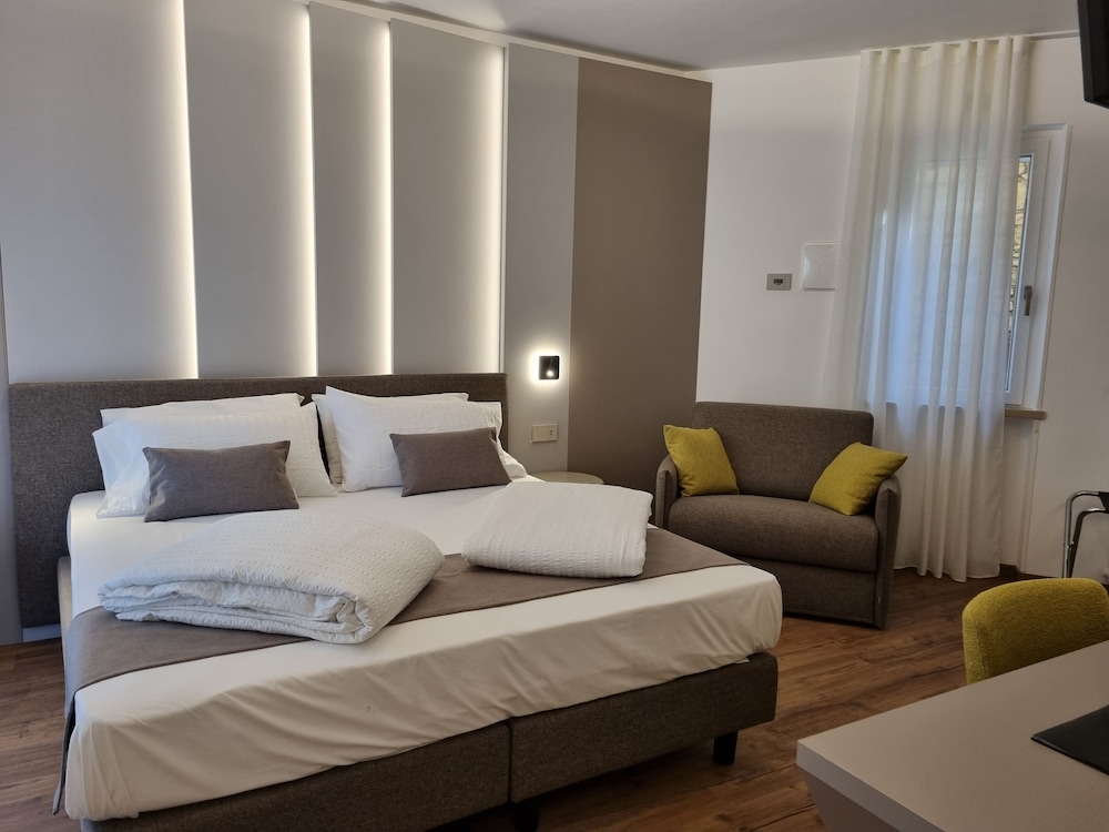 Deluxe Double or Twin Room, 1 Bedroom, Terrace, Lake View photo 1