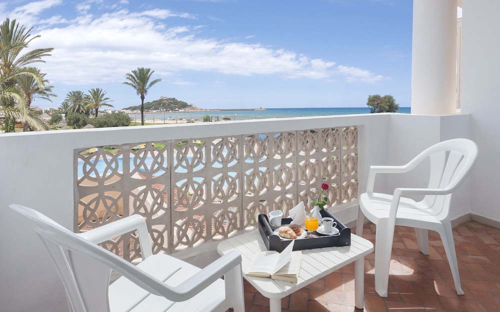 Standard Triple Room, Balcony, Sea View photo 2