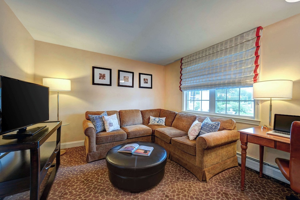 Suite, 1 King Bed with Sofa bed, Non Smoking - Photo 7