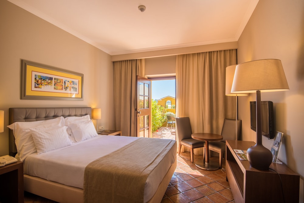 Twin Room (2 Adults + 1 Child) - Photo 1
