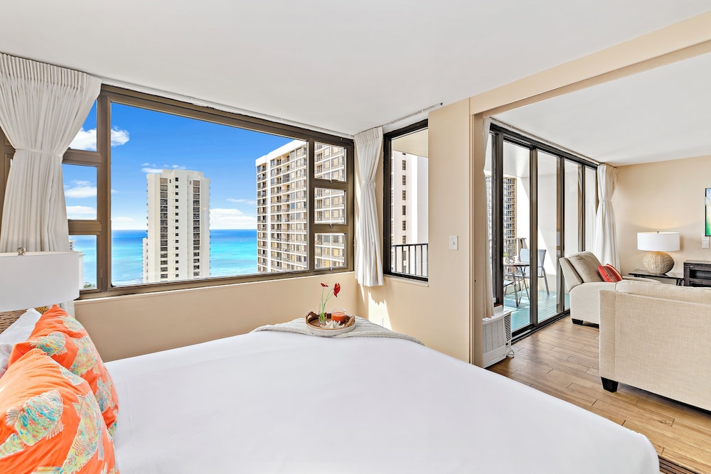 Premium Remodeled Condo with Ocean View and Parking: Premium Suite, 1 King Bed with Sofa bed, Balcony, Ocean View (0026) photo