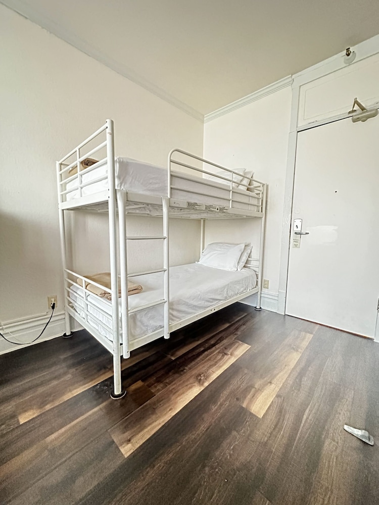 Standard Room, Multiple Beds, Non Smoking, Refrigerator & Microwave - Photo 2
