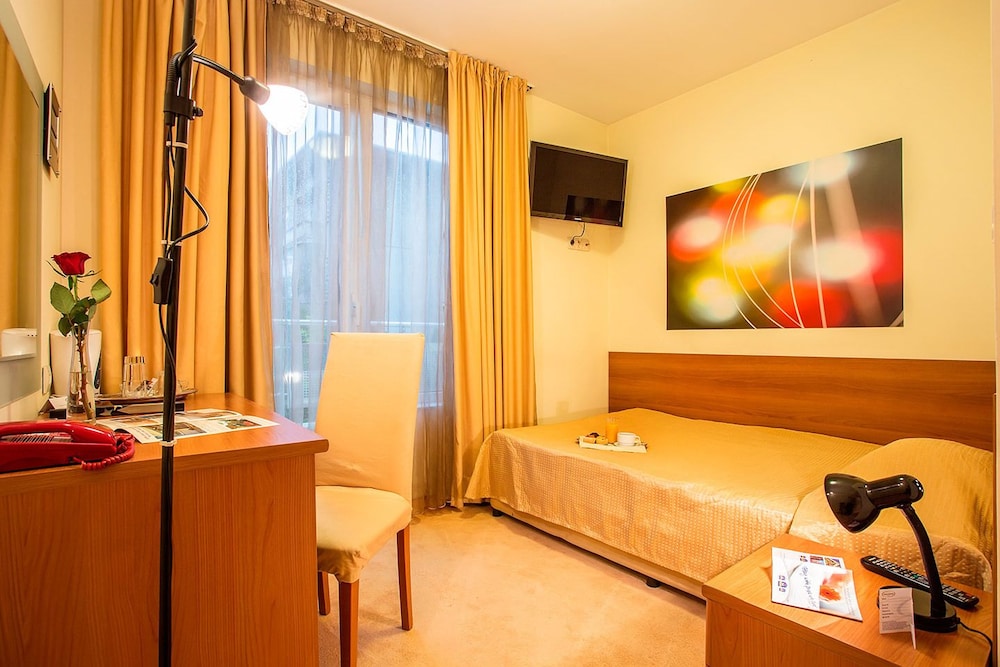 Single Room (with Free underground parking) photo 1