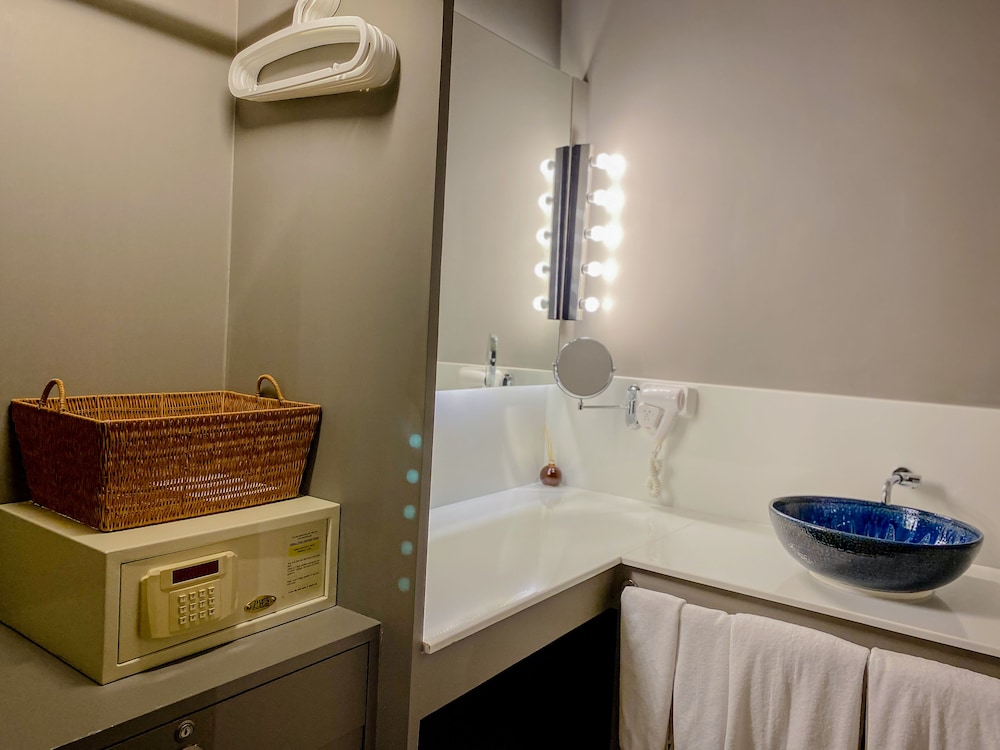 Executive Suite Room - Photo 23