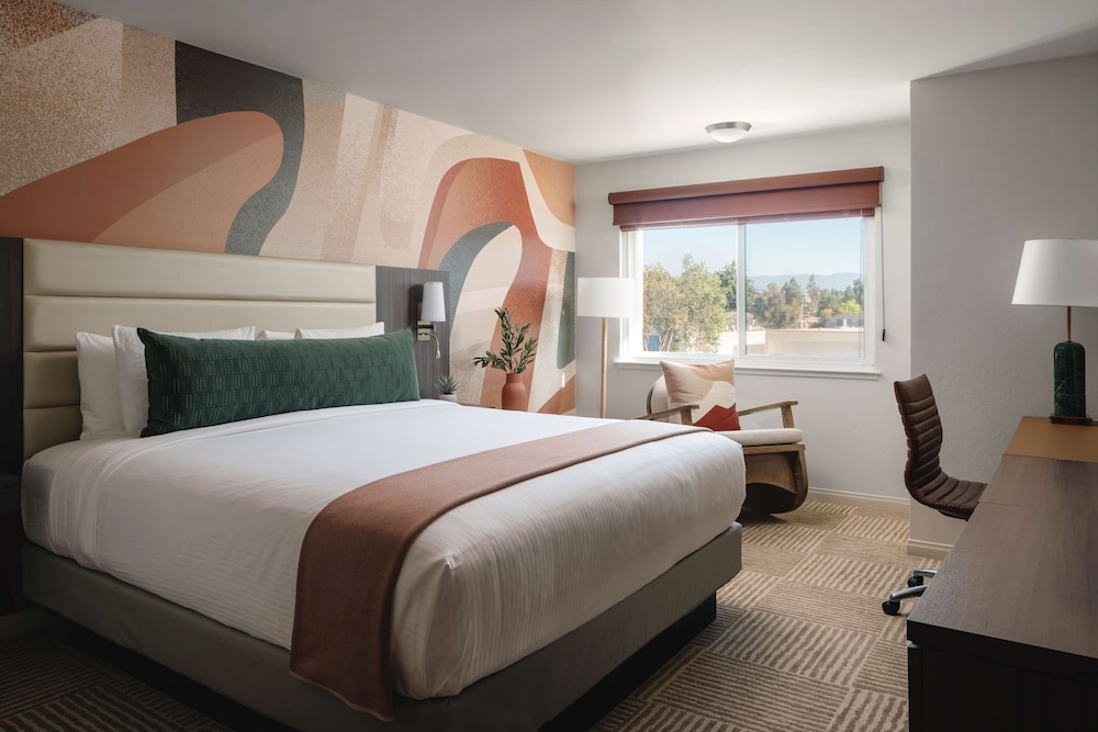 Premium Room, 1 King Bed with Sofa bed - Photo 2