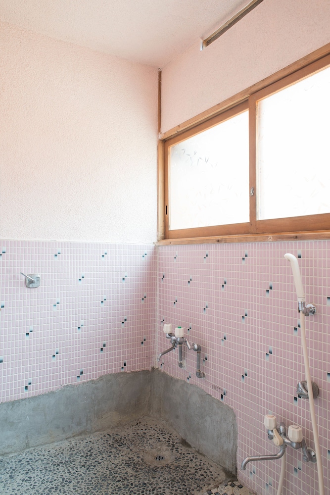 Standard Family Room, Shared Bathroom photo 2