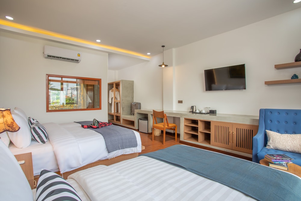 Deluxe Family Suite photo 2