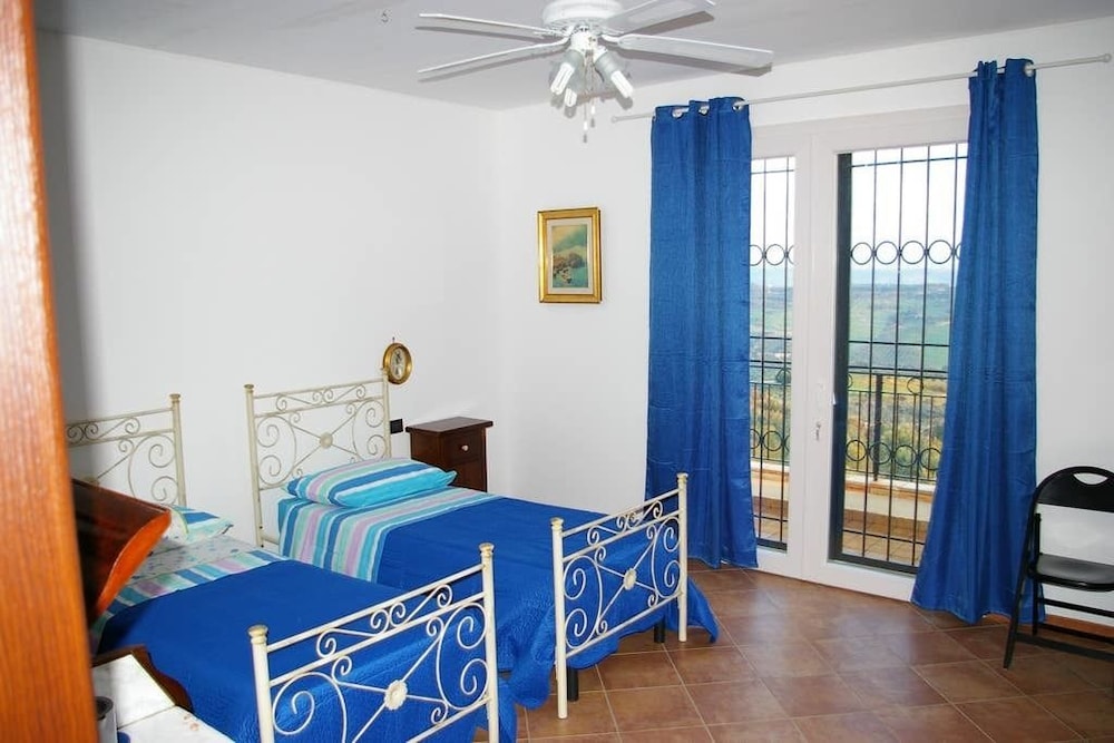Classic Triple Room, Multiple Beds, Ensuite, Pool View