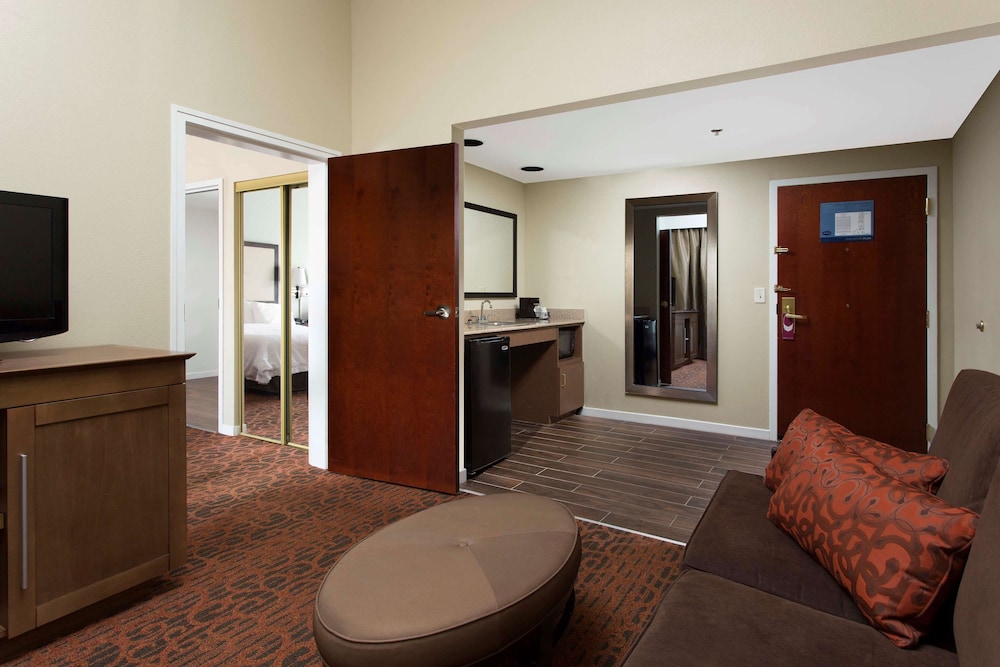 Standard Suite, 2 Queen Beds, Non Smoking - Photo 3