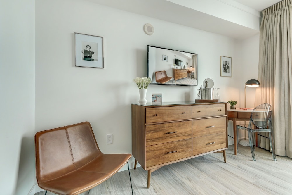 Gorgeous Bay View Room ( With Balcony/ No Kitchen) photo 1