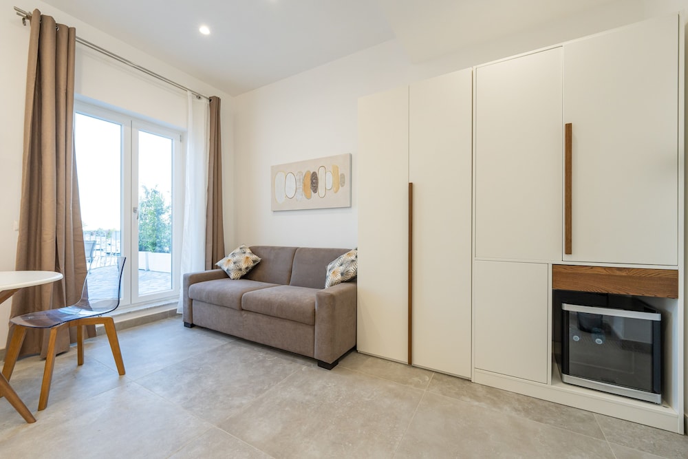 Deluxe Studio Suite - Photo 2