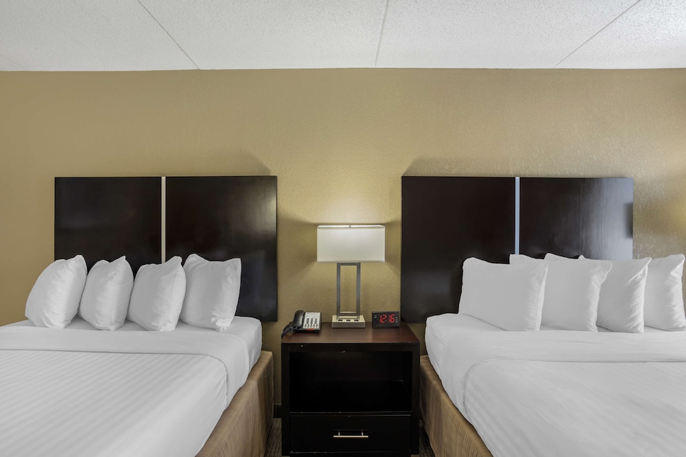 Standard Room, 2 Queen Beds, Non Smoking, Microwave - Photo 3