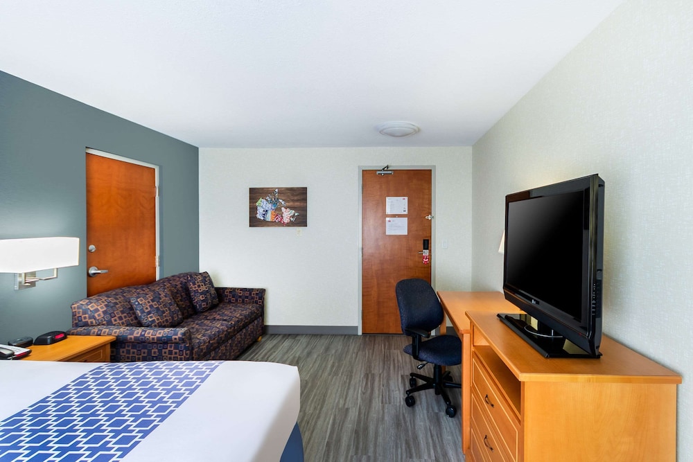 Room, 1 King Bed, Non Smoking (Tower) - Photo 2
