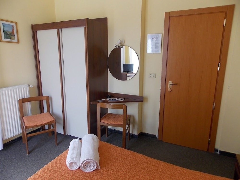 Double or Twin Room photo 3