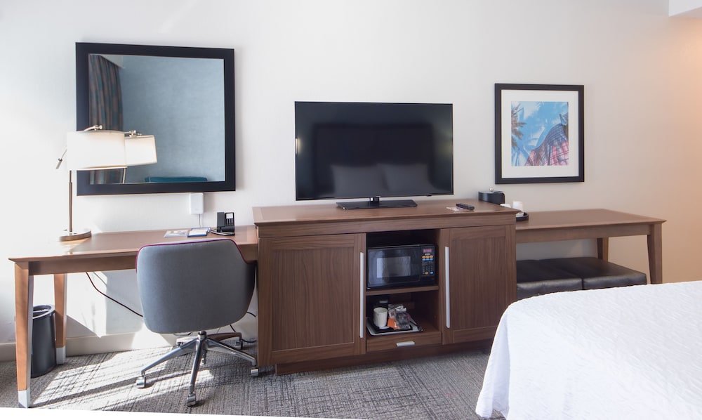 Room, 2 Queen Beds, Refrigerator & Microwave - Photo 4