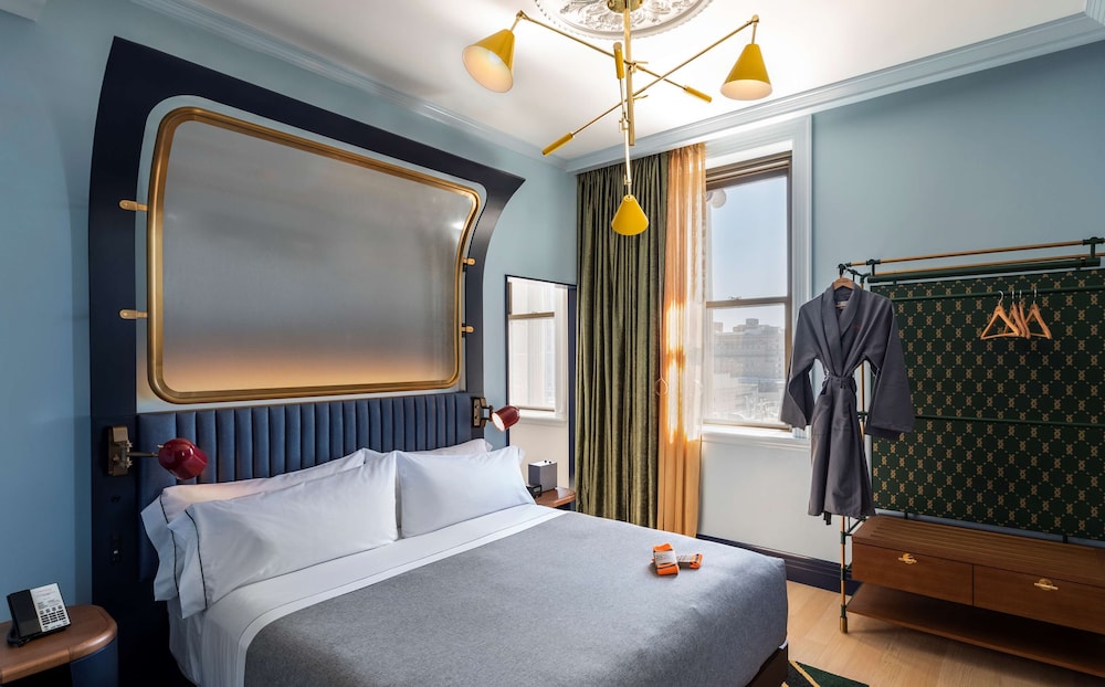 Premium Suite, 1 King Bed, Accessible (Mobility & Hearing, Roll-in Shower)