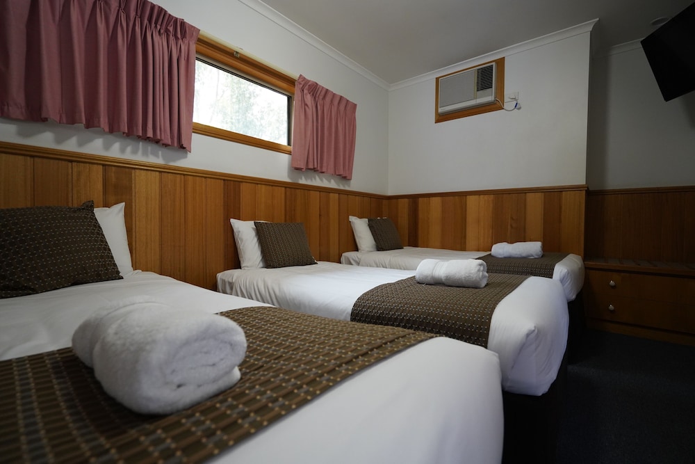 Family Room, Non Smoking, Jetted Tub (FAMS - 2 B'Room Family Rm) photo 3