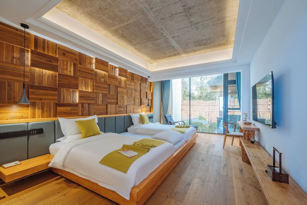 Premier Twin Room, Patio, Hill View
