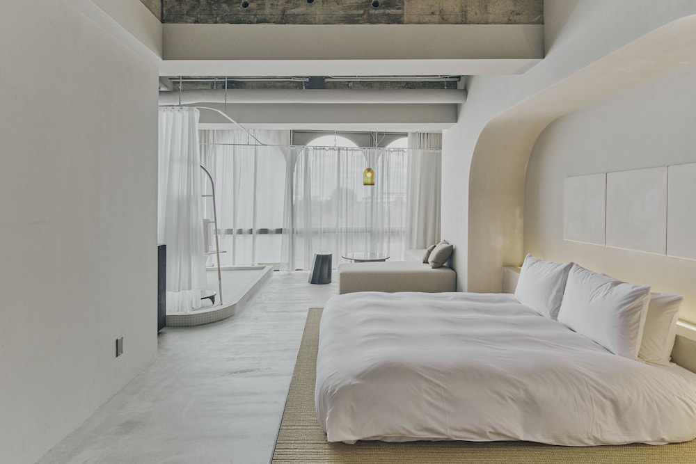 City Room, 1 King Bed, Ensuite, City View - Photo 1