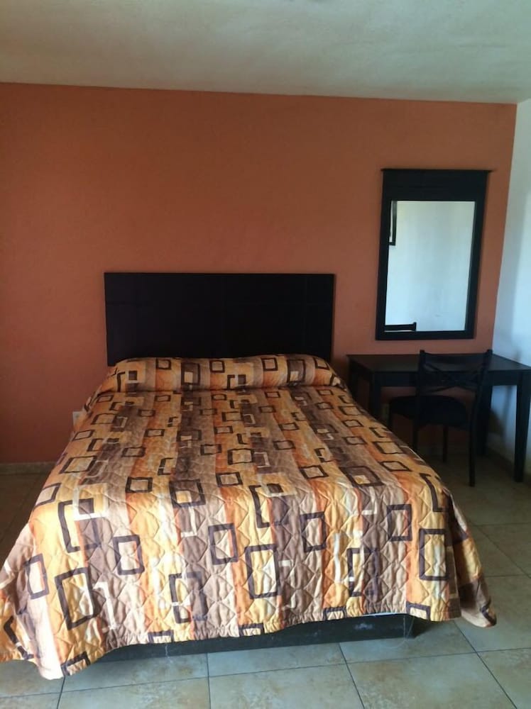 Standard Room, 1 Queen Bed photo 1