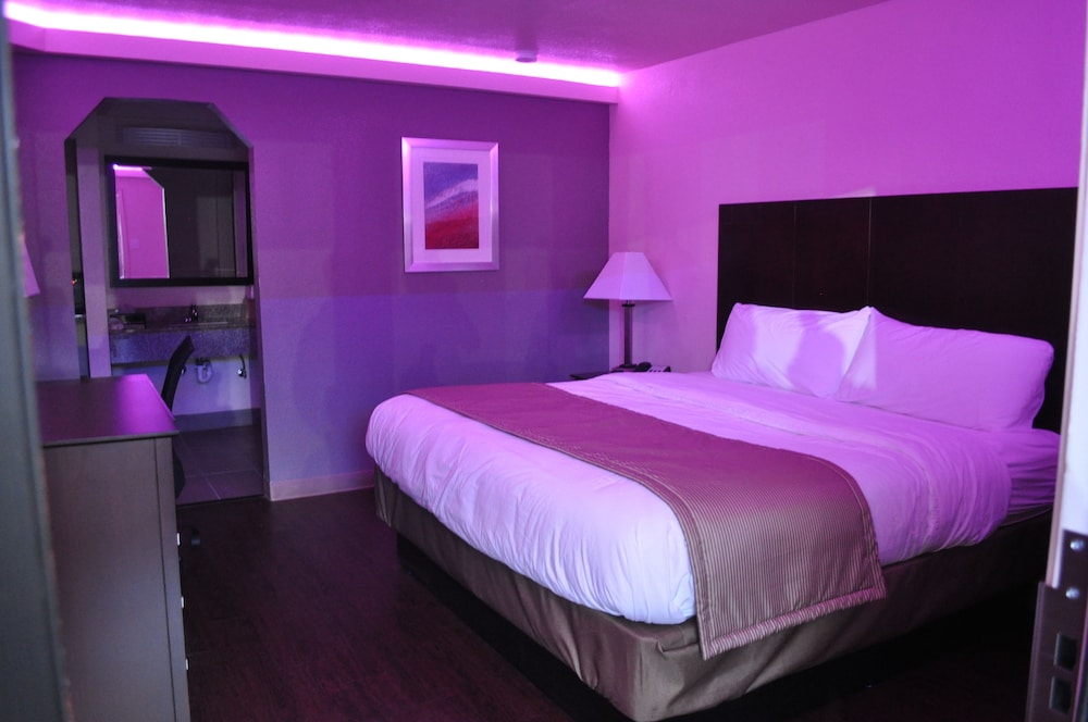 Room, 1 King Bed, Smoking photo 2