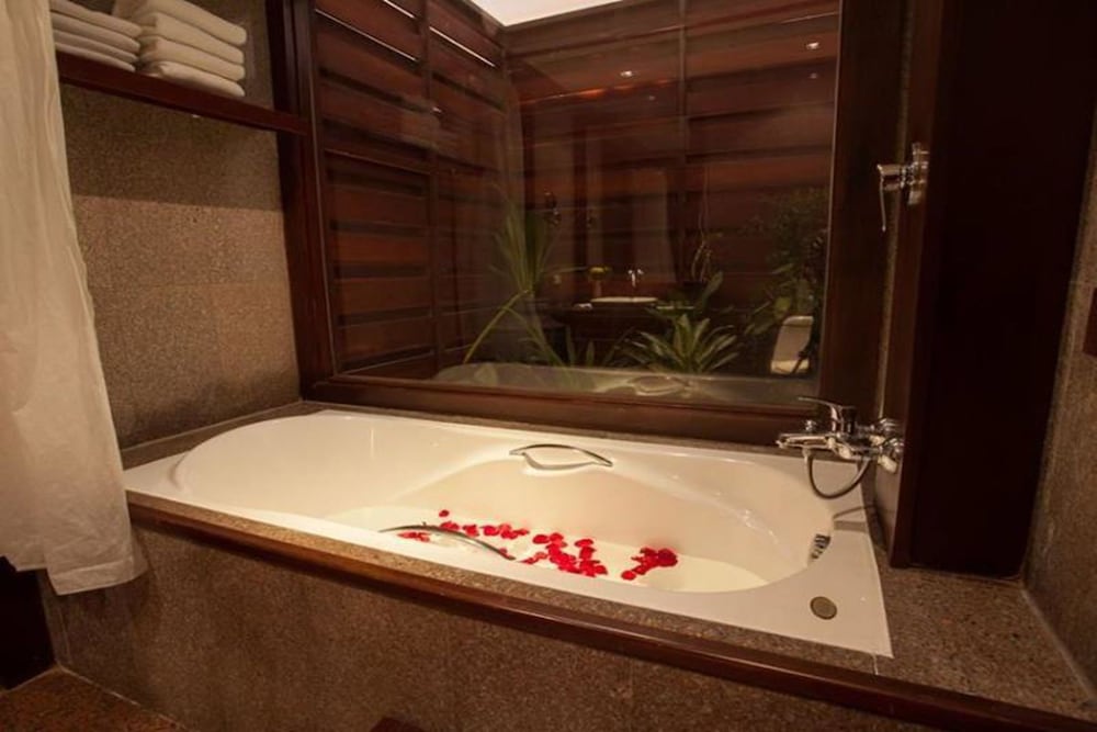 Deluxe Room, 1 King Bed, Balcony - Photo 6