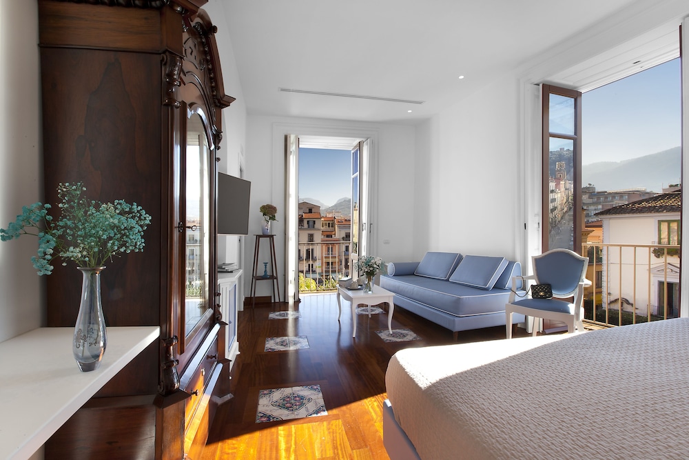 Deluxe Quadruple Room, Ensuite, City View (Camera 4 Deluxe)