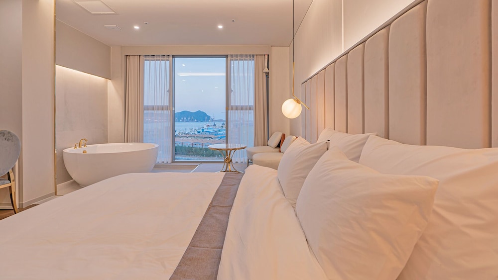Premium Double Room, Partial Ocean View photo 1