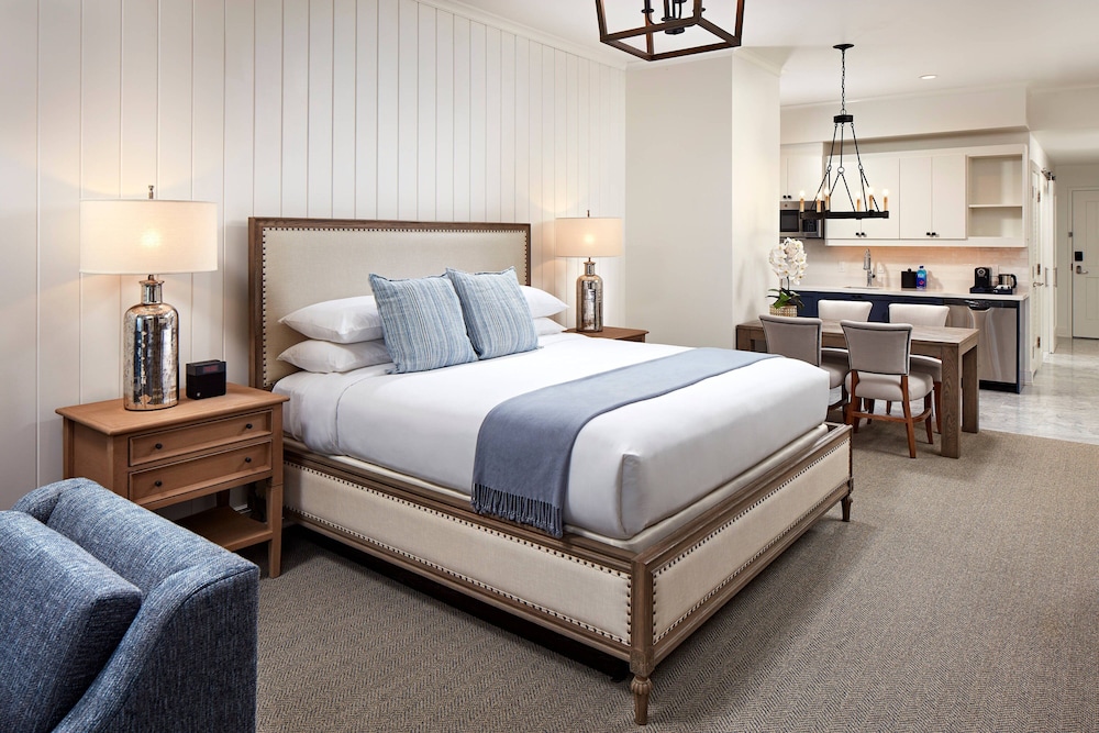 Suite, 1 King Bed with Sofa bed, Balcony, Oceanfront - Photo 4