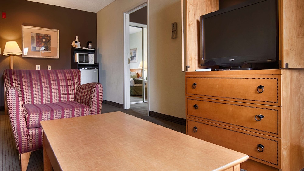 Suite, 2 Queen Beds, Non Smoking, Refrigerator & Microwave (with Sofabed) - Photo 1
