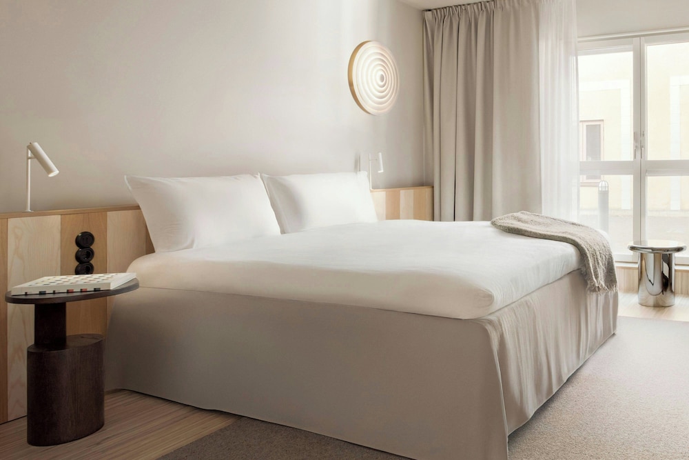 Standard Room, 1 King Bed, Courtyard View