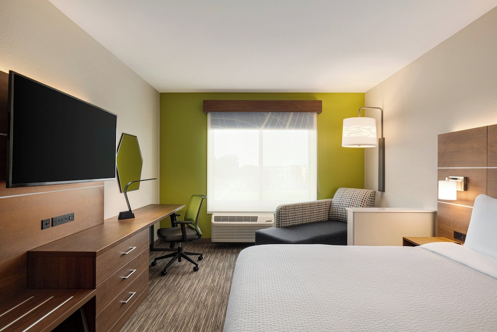 Standard Room, 1 King Bed, Roll-in Shower (Communications, Mobility) - Photo 5