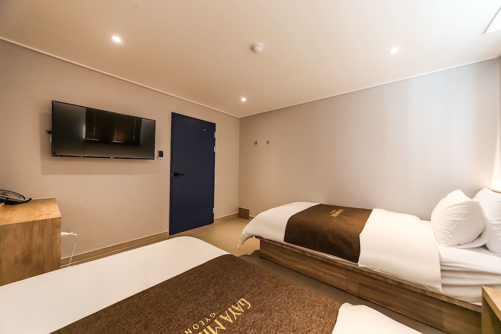 Standard Twin Room - Photo 2