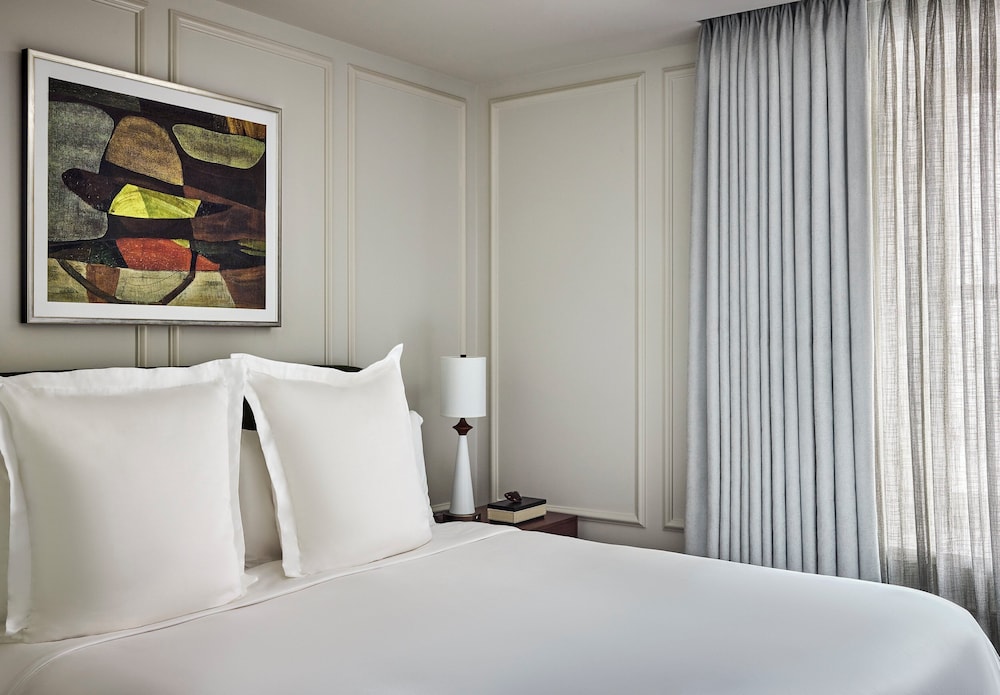One Bedroom Courtyard View Suite thumbnail 6
