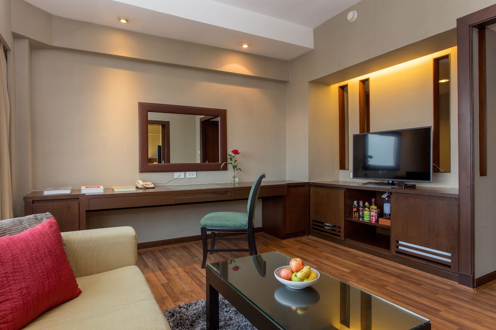 Suite, 2 Twin Beds, City View (Plaza)