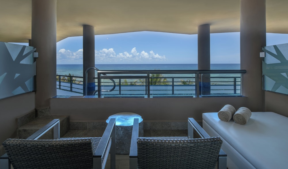 OCEANFRONT SWIM UP SUITE - Photo 4
