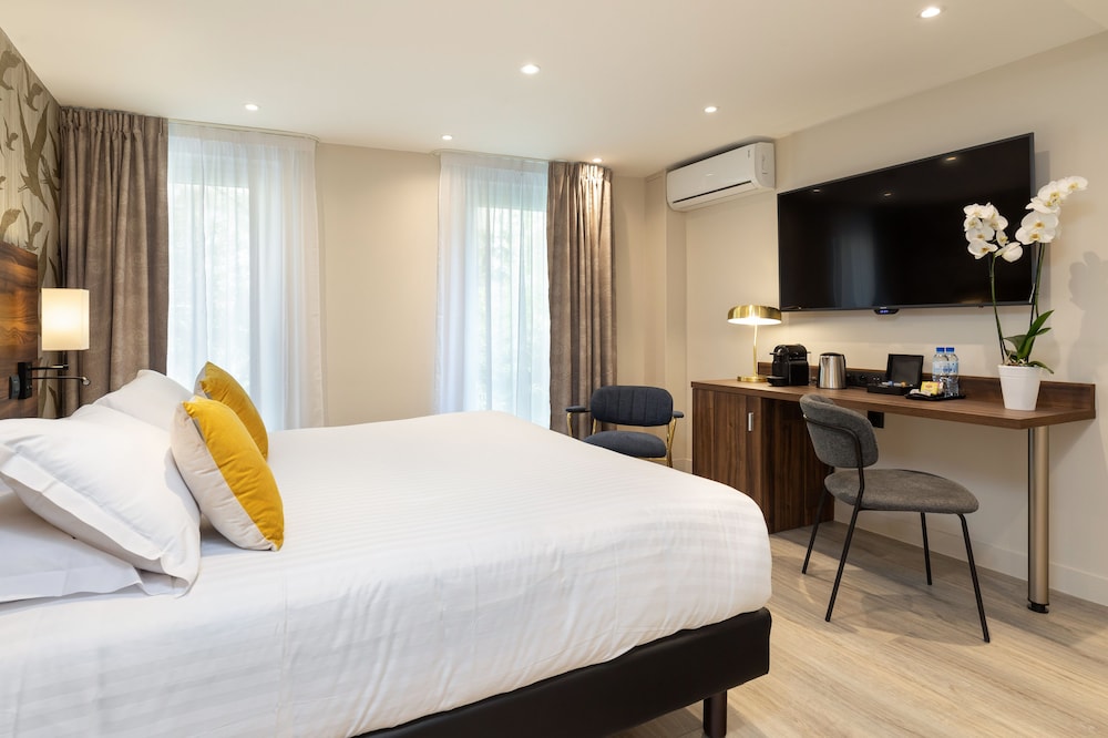 Deluxe Room, 1 King Bed, Non Smoking (Larger Room) - Photo 15