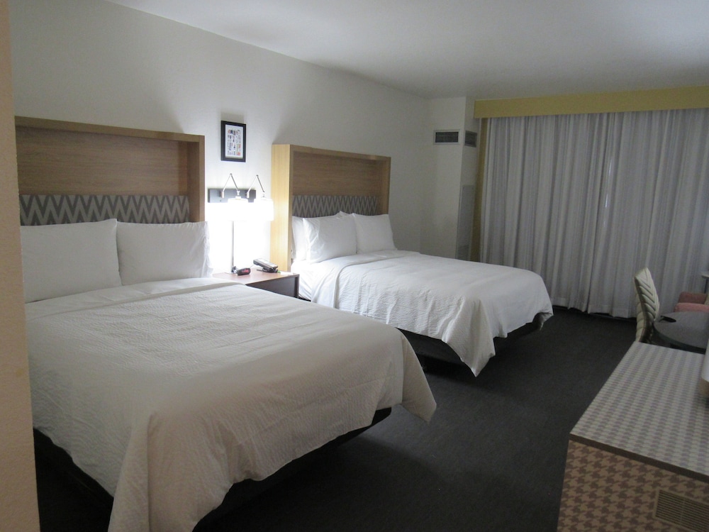Standard Room, 2 Queen Beds (Accessible Tub)